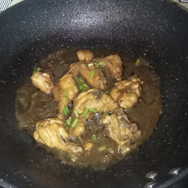 Masak sampai ayam matang, terakhir masukkan irisan daun bawang. Cicipi rasanya dan jika sudah pas siap untuk disajikan.