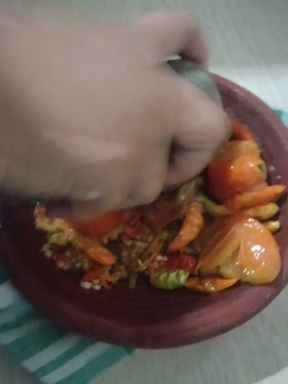 Setelah digoreng ulek bahan untuk sambal dan sampai lembut