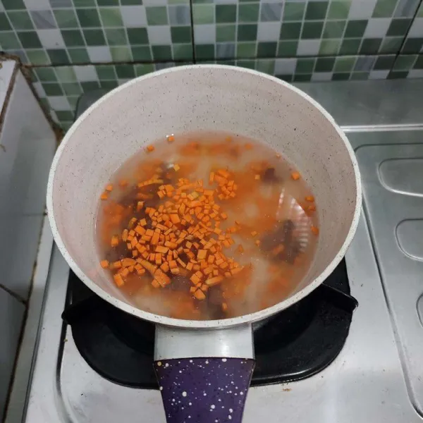 Masukkan beras, wortel, ati ayam, air kaldu ke dalam wajan. Kemudian tambahkan air. Hingga semua bahan terendam sempurna. Masak dengan api kecil sambil di tutup (slow cooker).