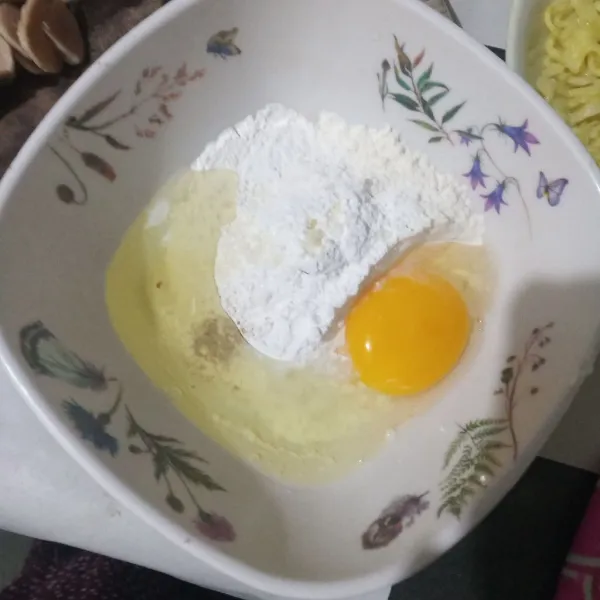 Campurkn tepung terigu, tepung beras, telur, garam, lada, kaldu bubuk dan bawang putih bubuk. Aduk rata.