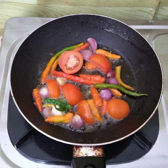 Goreng bawang merah, cabe, tomat hingga layu.