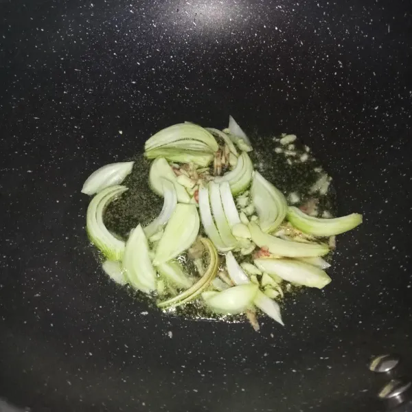 Tumis bawang bombay, jahe dan bawang putih sampai harum.