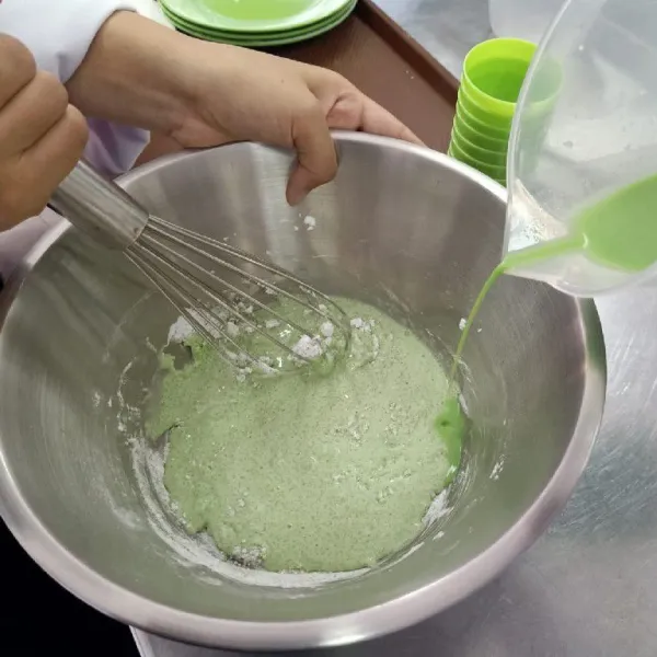 Campurkan tepung beras dan tepung kanji, lalu masukan cairan hijau yang dibuat secara bertahap dan aduk hingga rata