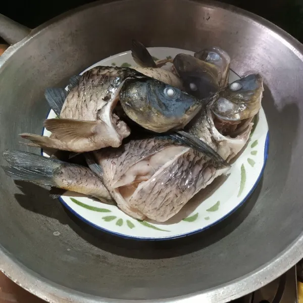 Cuci bersih ikan. Lumuri dengan garam dan perasan jeruk nipis. Diamkan kurang lebih 10 menit. Lalu kukus 15 menit. Tiriskan.