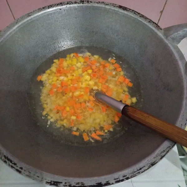 Masukan jagung dan wortel masak hingga matang.