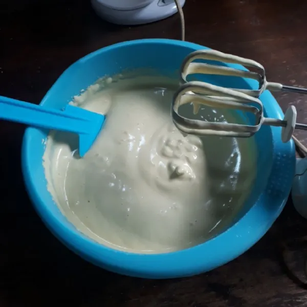 Mixer gula, telur dan pewarna dengan kecepatan tinggi hingga kental berjejak (10 menit).