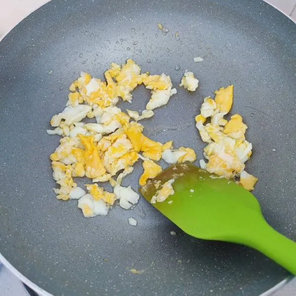 Goreng telur ayam, kemudian orak arik hingga matang, sisihkan.