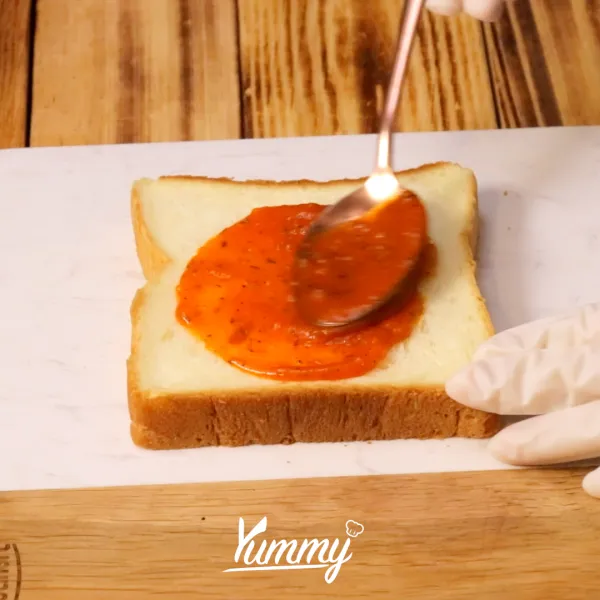 Ambil roti yang tidak dipotong, oleskan dengan saus bolognese dan mayones di pinggirnya. Tumpuk dengan roti yang dipotong bagian tengahnya.