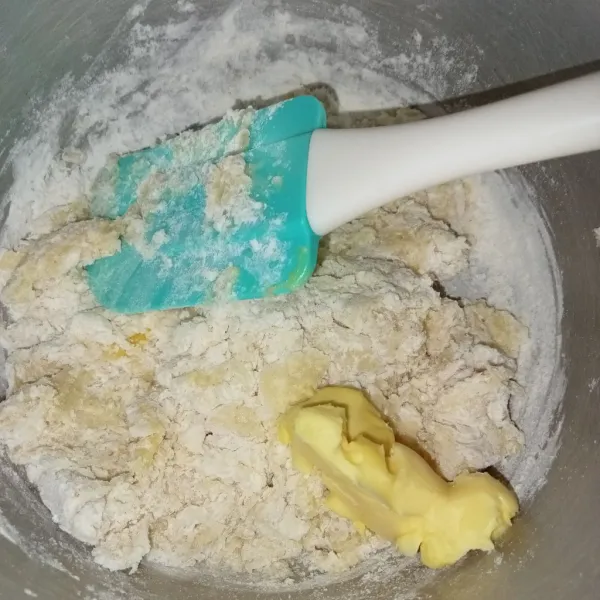 Masukkan margarin uleni kembali hingga tercampur rata.