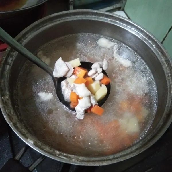 Masukkan wortel dan kentang. Lalu rebus sampai agak lunak.
