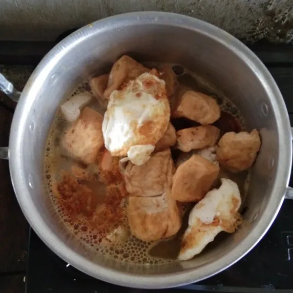 Masukkan telur goreng dan tahu goreng serta bumbu yang telah di gongso tadi. Aduk pelan hingga merata.