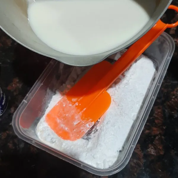 Campurkan susu hangat kedalam gula halus dan ragi, tunggu hingga berbuih.