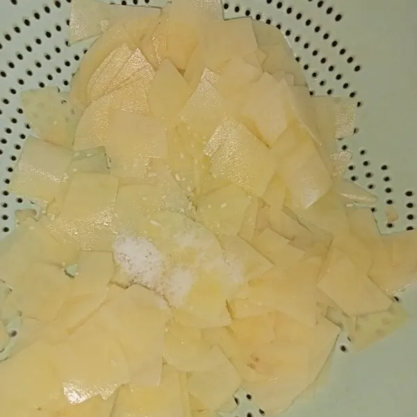 Lumuri kentang dengan garam dan kaldu jamur.