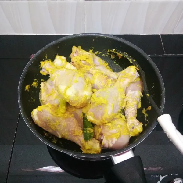 Kemudian masukkan ayam, aduk rata dengan bumbunya.