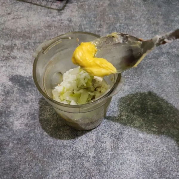 Tambahkan unsalted butter, kemudian blender hingga halus dan lembut.