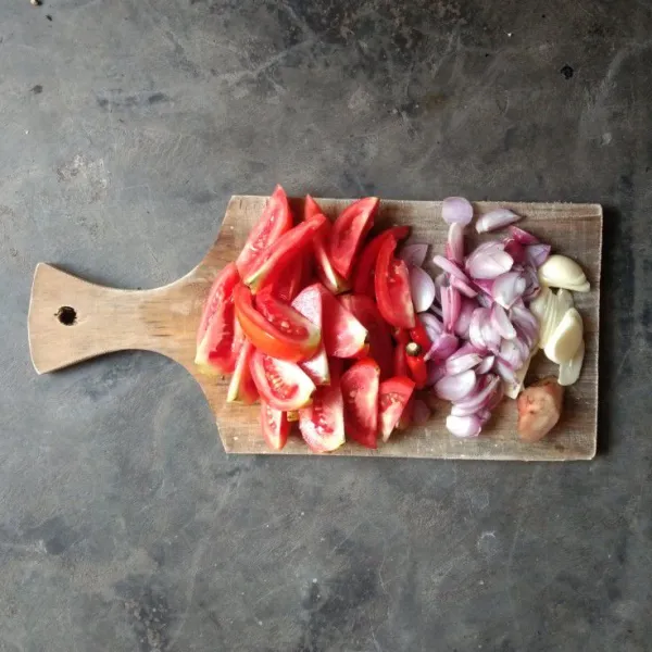 Rajang bawang merah, bawang putih, lengkuas, cabe rawit dan tomat.