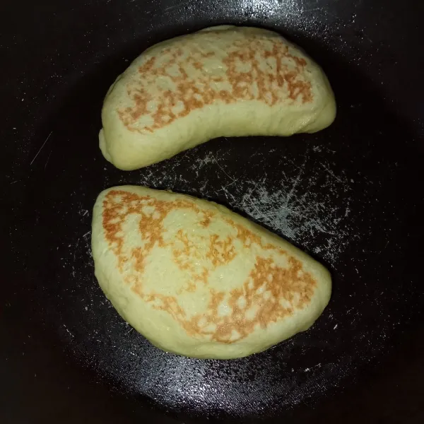 Olesi teflon dengan margarin lalu panggang roti hingga matang gunakan api sedang.