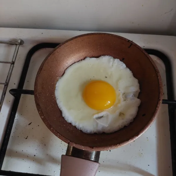 Buat telur ceplok, sisihkan.