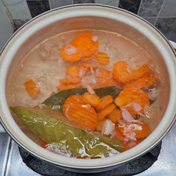 Masukkan wortel, masak sampai ½ matang.