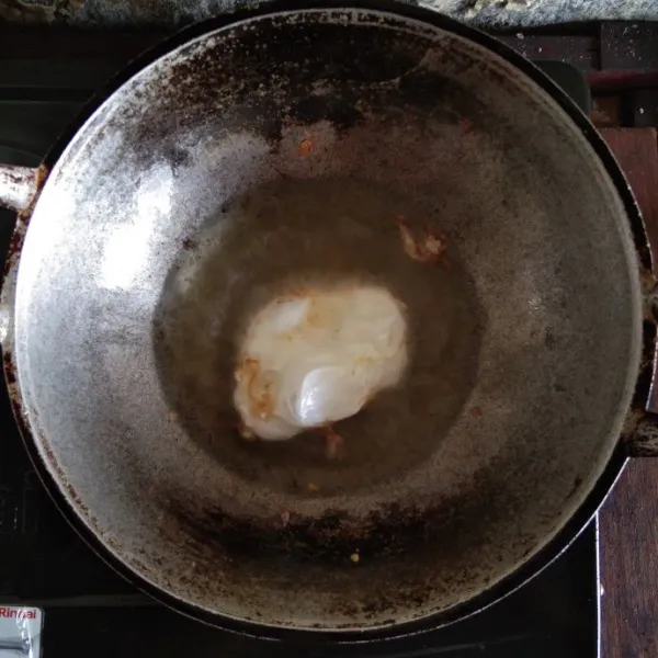 Goreng telur ayam dengan minyak hingga matang.