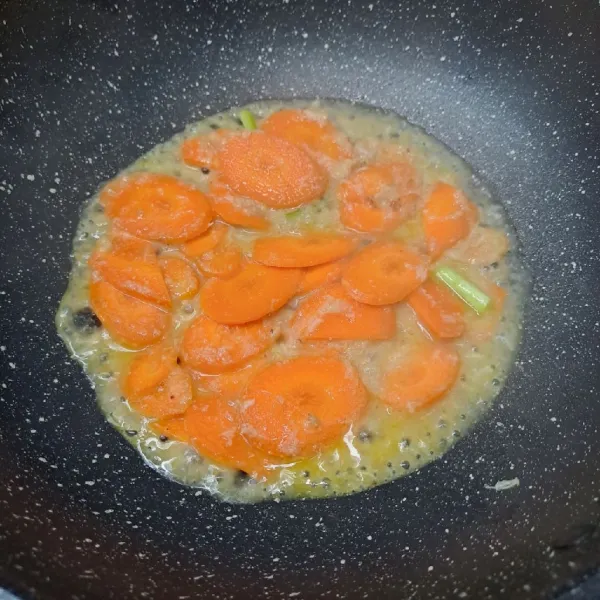 Masukkan wortel dan sedikit air. Masak sampai wortel ½ matang.