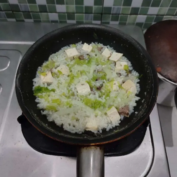 Masak kembali hingga sawi empuk dan air tinggal sedikit. Lalu matikan api. Biarkan uap panasnya hilang.