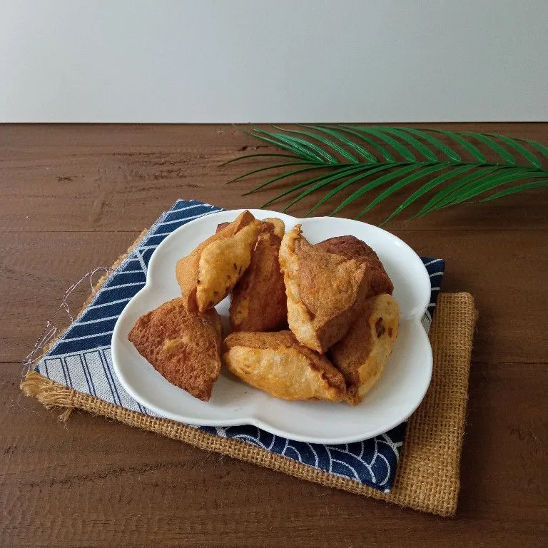 Ibu rumah tangga memasak tahu aci di dapur