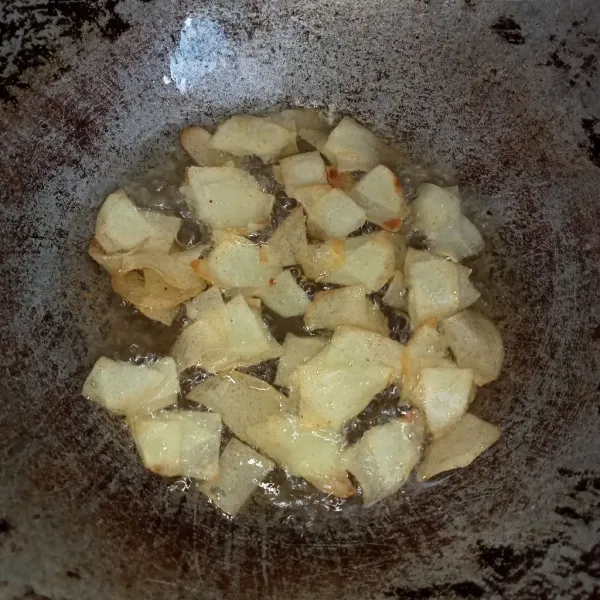 Goreng kentang hingga kering kuning keemasan angkat dan tiriskan. Simpan dalam toples kedap udara sesaat setelah uap panas berkurang, supaya keripik renyah tahan lama.