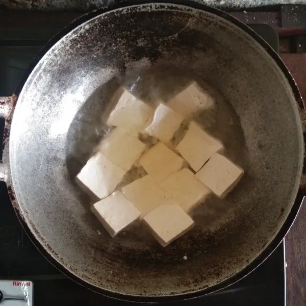 Goreng tahu dengan minyak hingga matang.