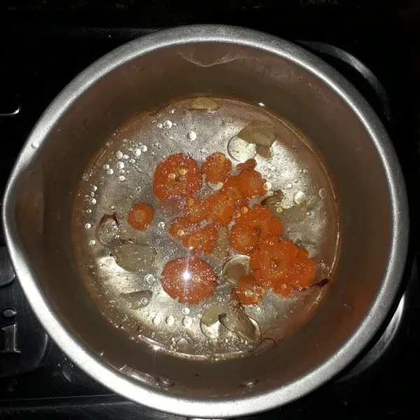 Tambahkan air lalu masukkan wortel, masak hingga mendidih dan wortel setengah matang.