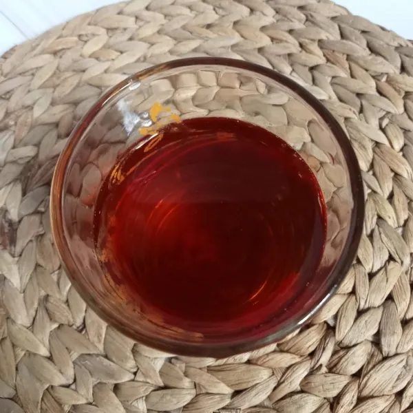 Seduh thai tea dengan air panas sampai berubah warna, lalu saring dan buang ampasnya.
