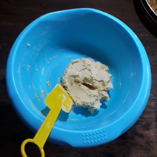 Pelapis : campurkan margarin, minyak dan terigu, aduk rata. Tutup adonan dan istirahatkan 20 menit.
