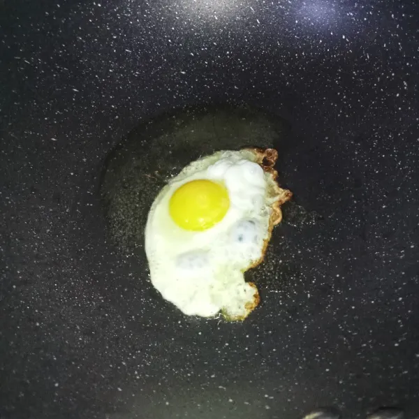 Ceplok telur sampai matang, angkat dan tiriskan.