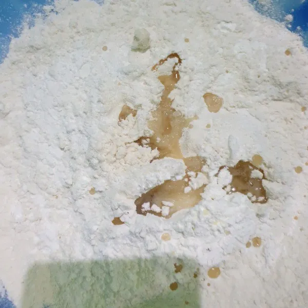 Dalam wadah. Campurkan tepung terigu, tepung sagu, garam, dan minyak goreng.