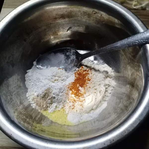 Dalam wadah masukkan tepung terigu, tepung beras, ketumbar, bubuk kari, bawang putih bubuk, garam dan kaldu bubuk.