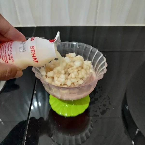 Kemudian masukkan yakult. Aduk rata.