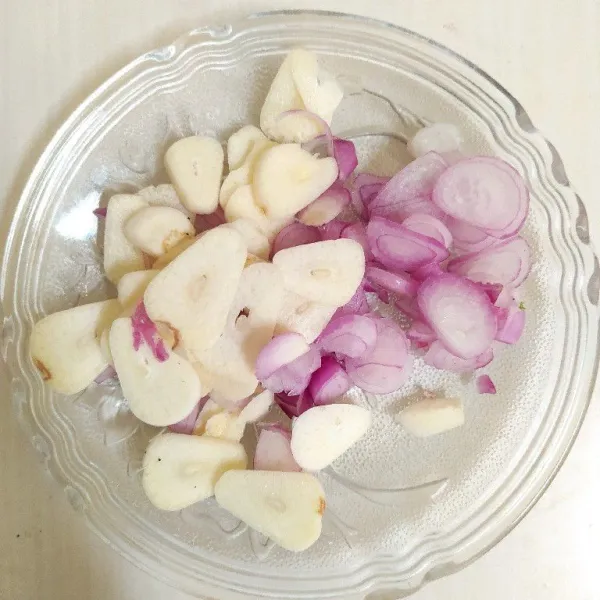 Siapkan bawang putih dan bawang merah iris.