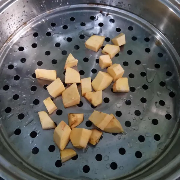Potong dadu ubi dan kukus hingga empuk.