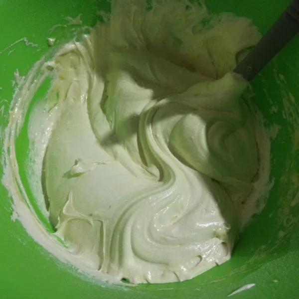 Selanjutnya masukkan margarin cair dan aduk balik menggunakan spatula.