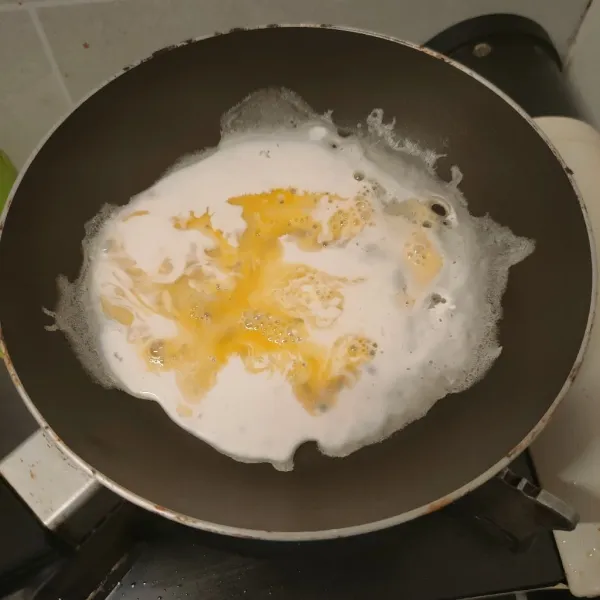 Panaskan pan anti lengket, beri 2 sendok makan telur, kemudian beri 3 sendok makan larutan tapioka, ratakan.