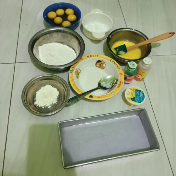 Siapkan bahan A dan B (telah diayak).