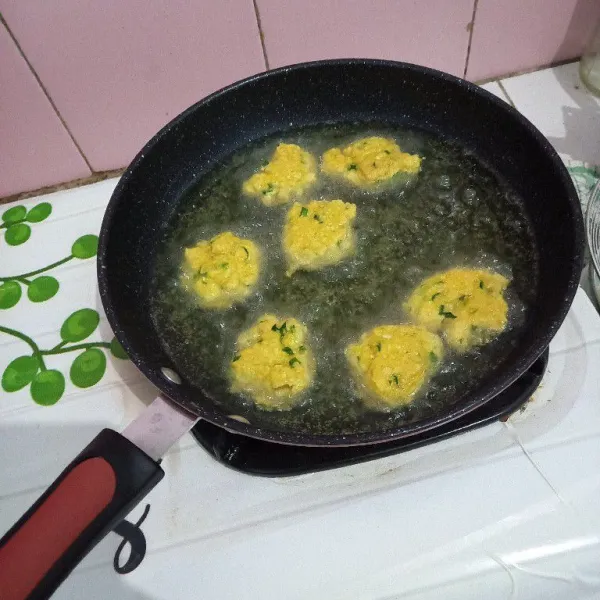 Panaskan minyak, goreng perkedel tahu sampai kecoklatan dan matang.