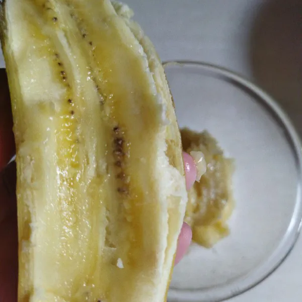 Siapkan pisang, keruk pisang, jangan diblender, agar tidak terlalu lembek.