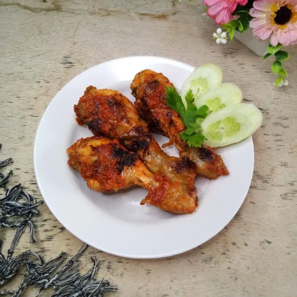 Tata ayam bakar di piring dan siap di sajikan.