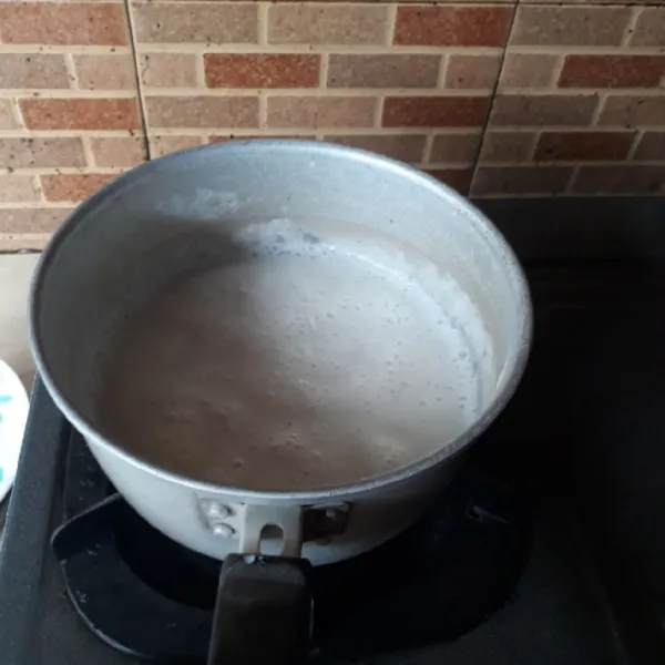 Lapisan cokelat : campurkan santan, air, gula dan garam. Masak sambil diaduk - aduk hingga mendidih dan gula larut. Diamkan hingga hangat kuku.