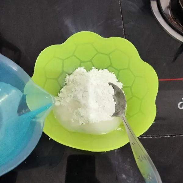 Campur tepung terigu, gula pasir, garam dan air di dalam mangkuk. Lalu aduk rata menjadi adonan yang kental.