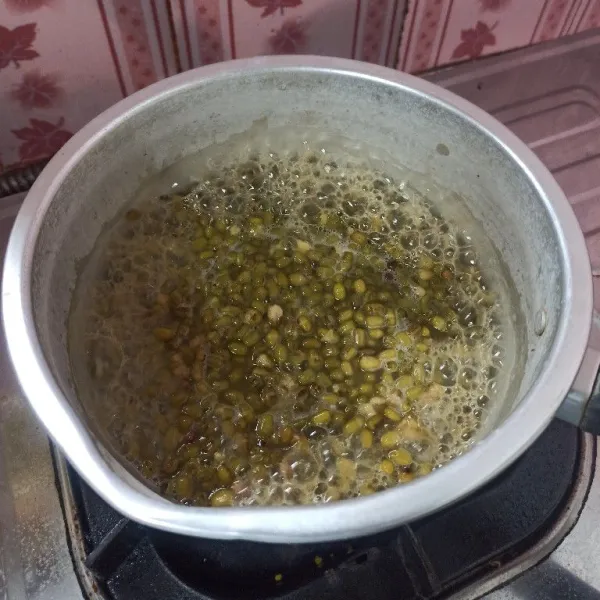 Cuci bersih kacang hijau kemudian rebus sampai empuk, sisihkan.