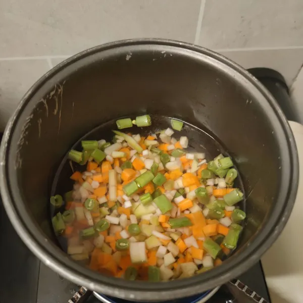 Rebus sayuran 3 menit hingga matang, kemudian saring.