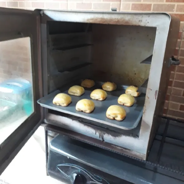 Panggang dalam oven yang sudah dipanaskan, gunakan api sedang cenderung kecil. 30 menit rak bawah dan 15 menit rak atas, sesuaikan dengan oven masing - masing.