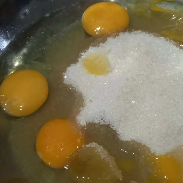 Campur telur, gula dan sp.
